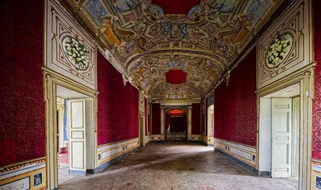 Saloni affrescati, chiesette e reliquie di santi:  lo stupefacente Palazzo Marchesale di Adelfia